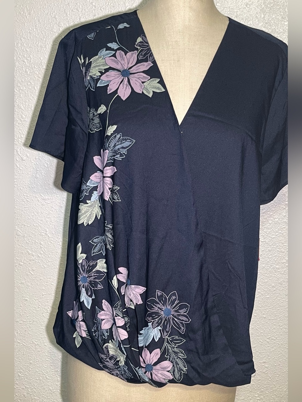 Vince Camuto Women’s Navy Floral Surplice Short Sleeve Top size XL - Picture 2 of 6